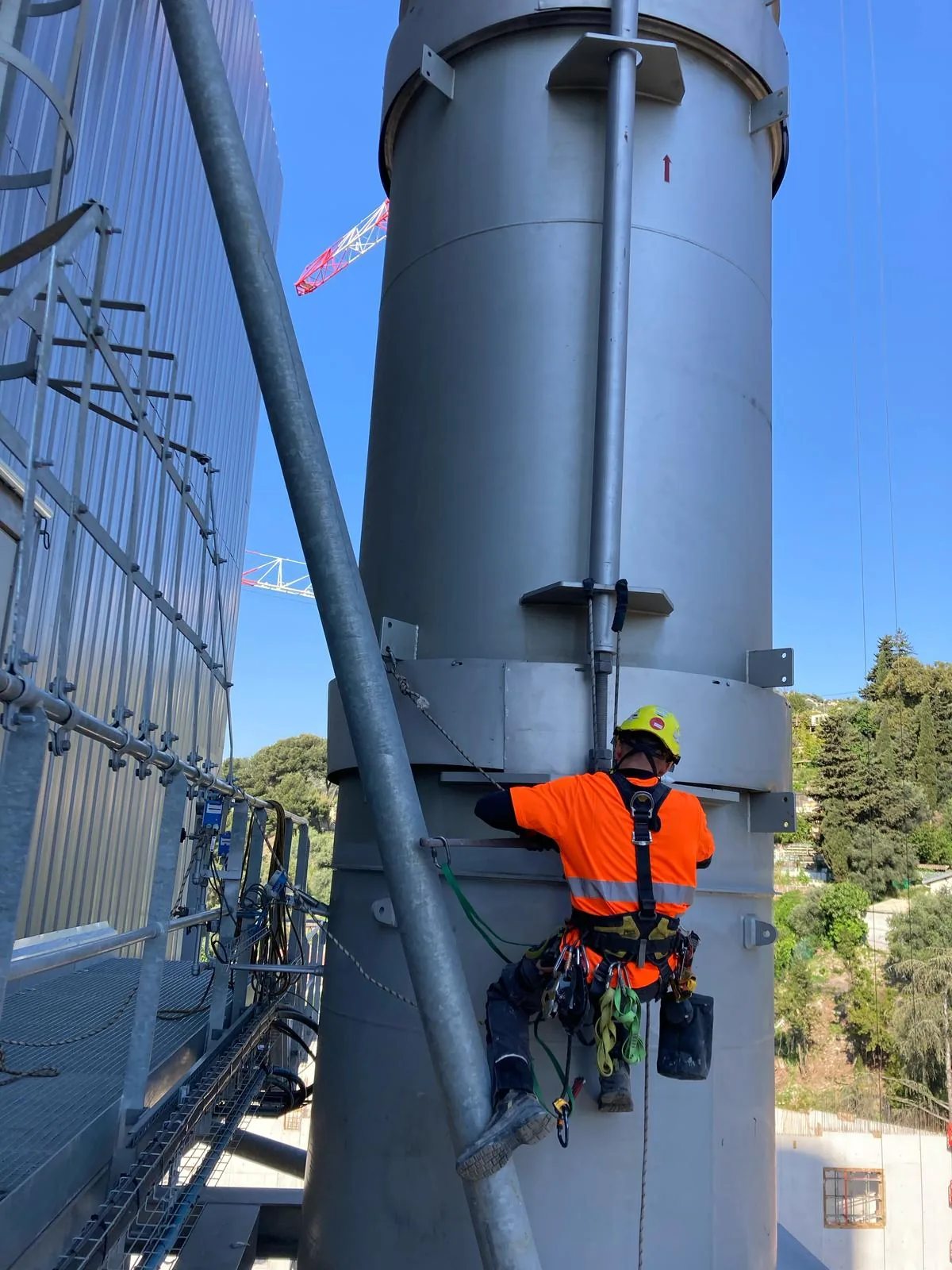 nettoyage de vitres en hauteur par cordiste dans les Alpes-Maritimes (06)