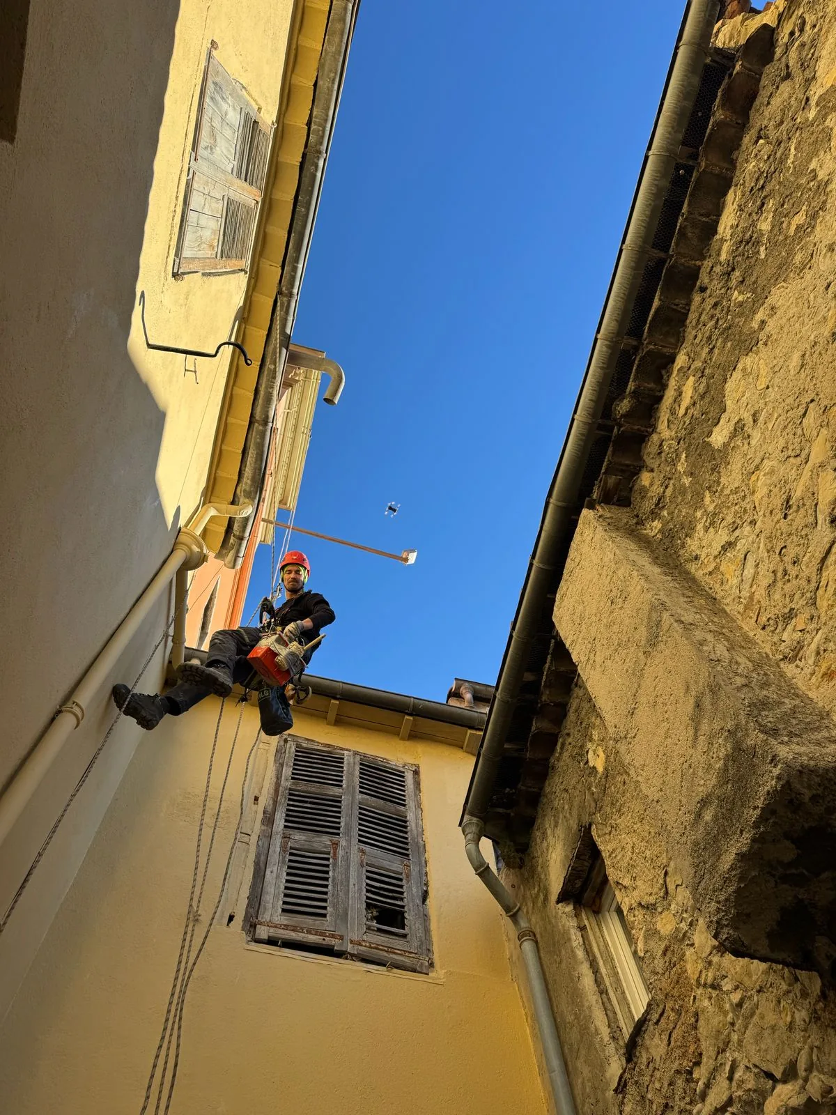 peinture de façade réalisée sur corde dans les Alpes-Maritimes (06)